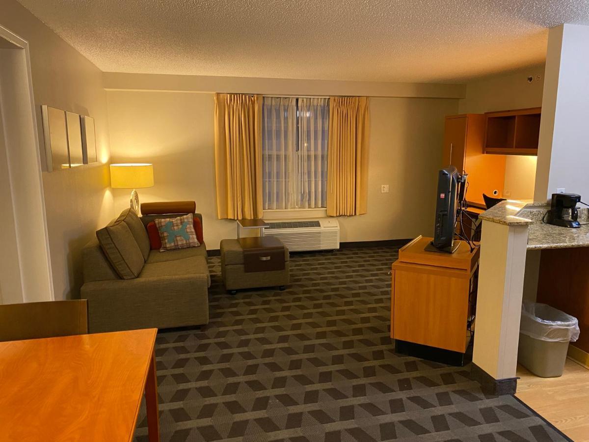 Mainstay Cleveland Airport 2*