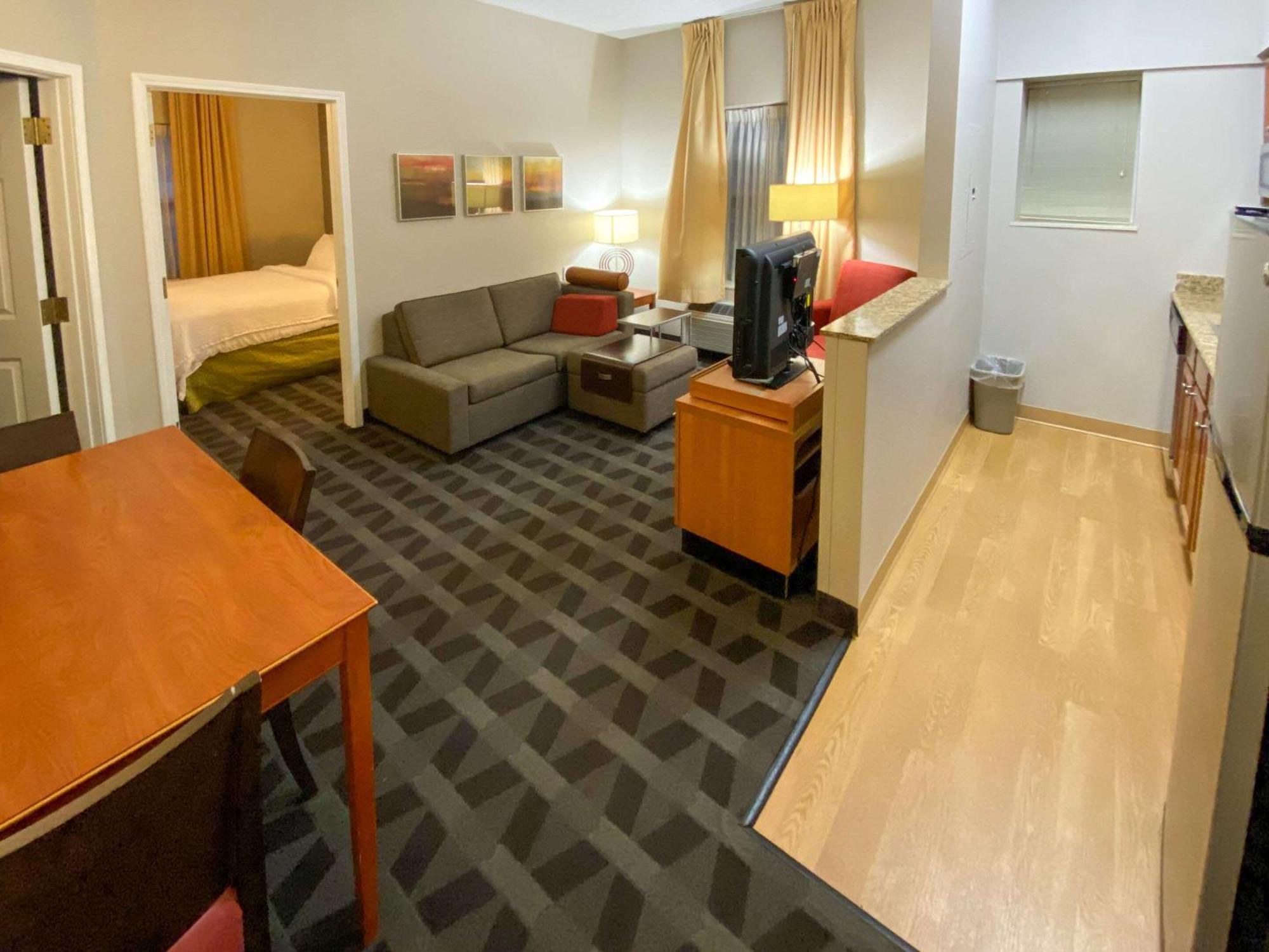 Mainstay Cleveland Airport 2*