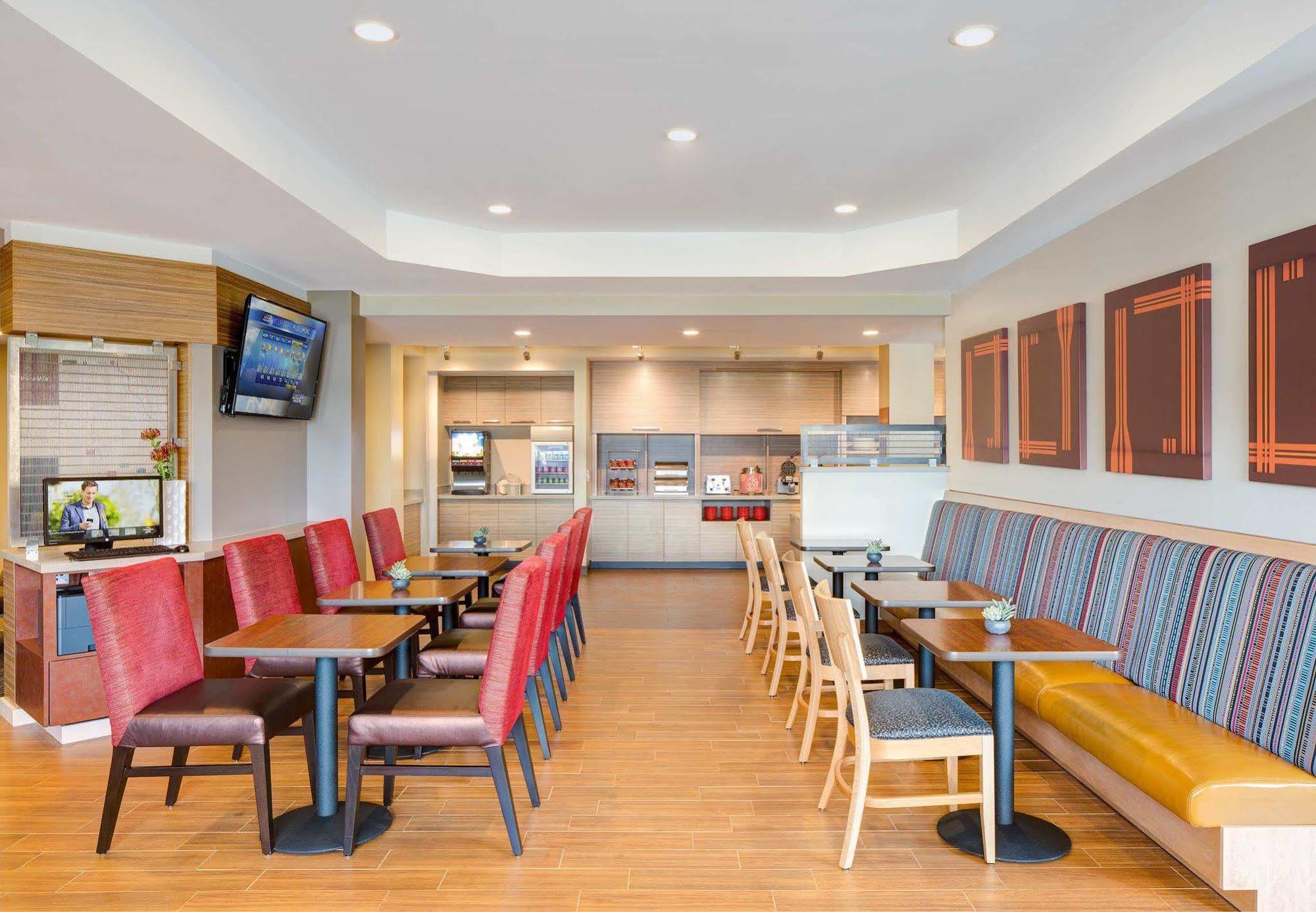 Mainstay Cleveland Airport 2*